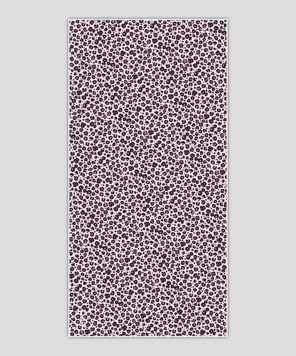 豹紋快乾多用途毛巾設計,適合旅行與戶外活動,輕便且具吸水性和舒適性。