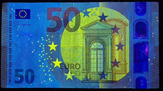 A 50 euro bill with a building and stars on it