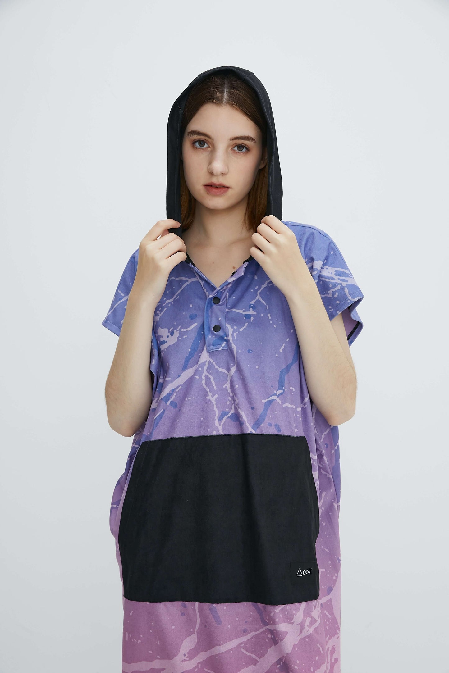 連帽衝浪毛巾衣，舒適軟熟設計，適合戶外活動及更換衣物。