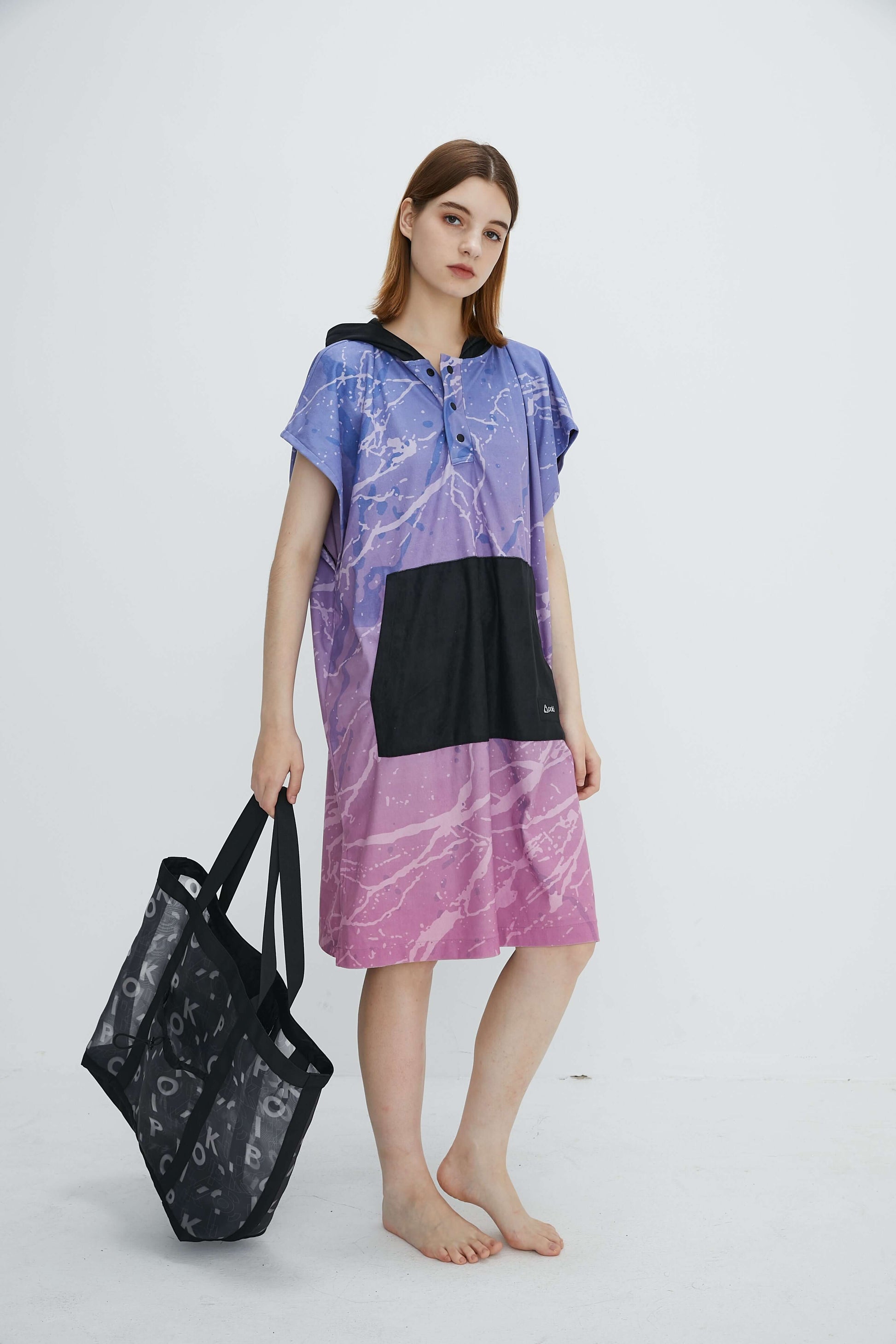 連帽衝浪毛巾衣，舒適軟熟，適合戶外更換衣物，搭配時尚黑色手提袋。