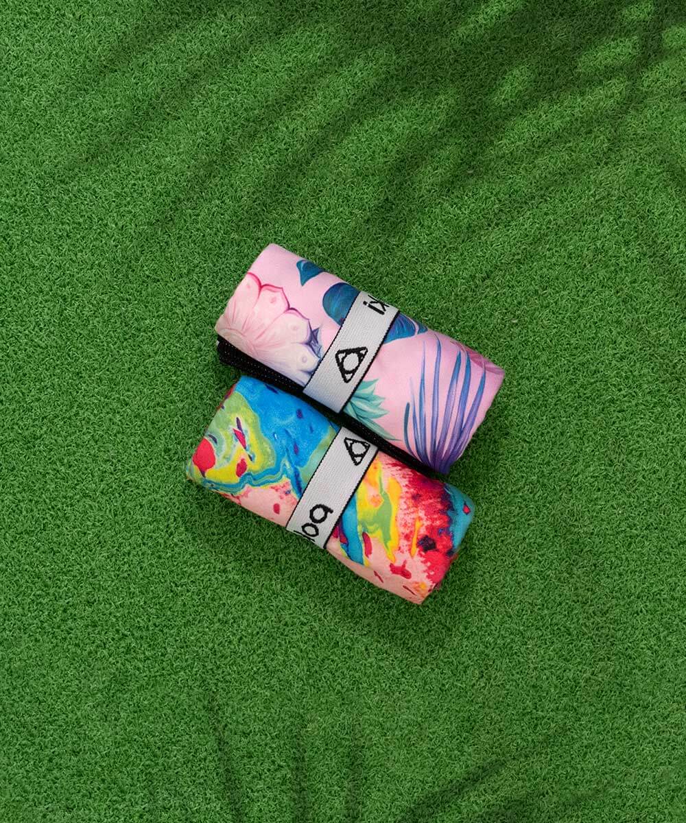 Vivid圖案運動毛巾套裝，兩款毛巾緊緊捲起，輕便設計適合旅行或戶外活動。