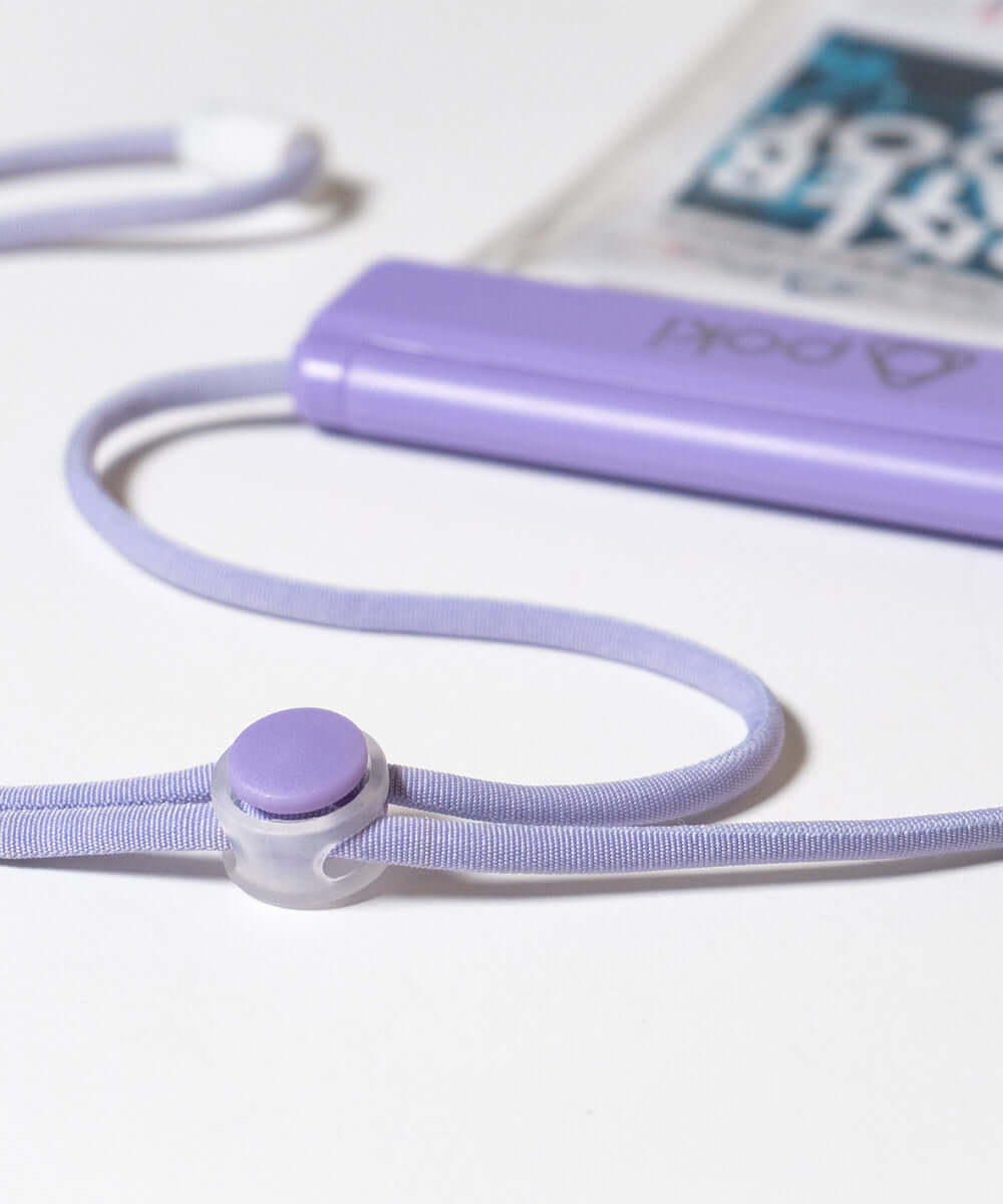 POKI 雙層密封翻蓋式手機防水袋的可調式頸繩，輕巧便攜，完美支持水上活動。