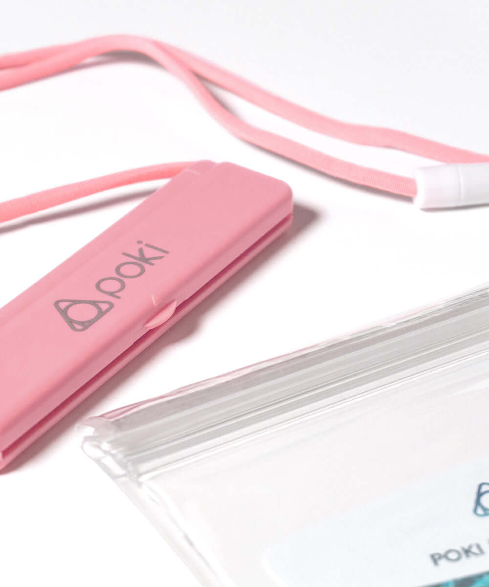 POKI粉色手機防水袋配有調節繩，雙層密封設計，適合水上活動使用。