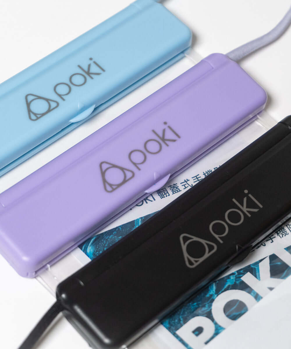 三款POKI雙層密封翻蓋式手機防水袋，顏色分別為藍色、紫色和黑色，適合水上活動使用。