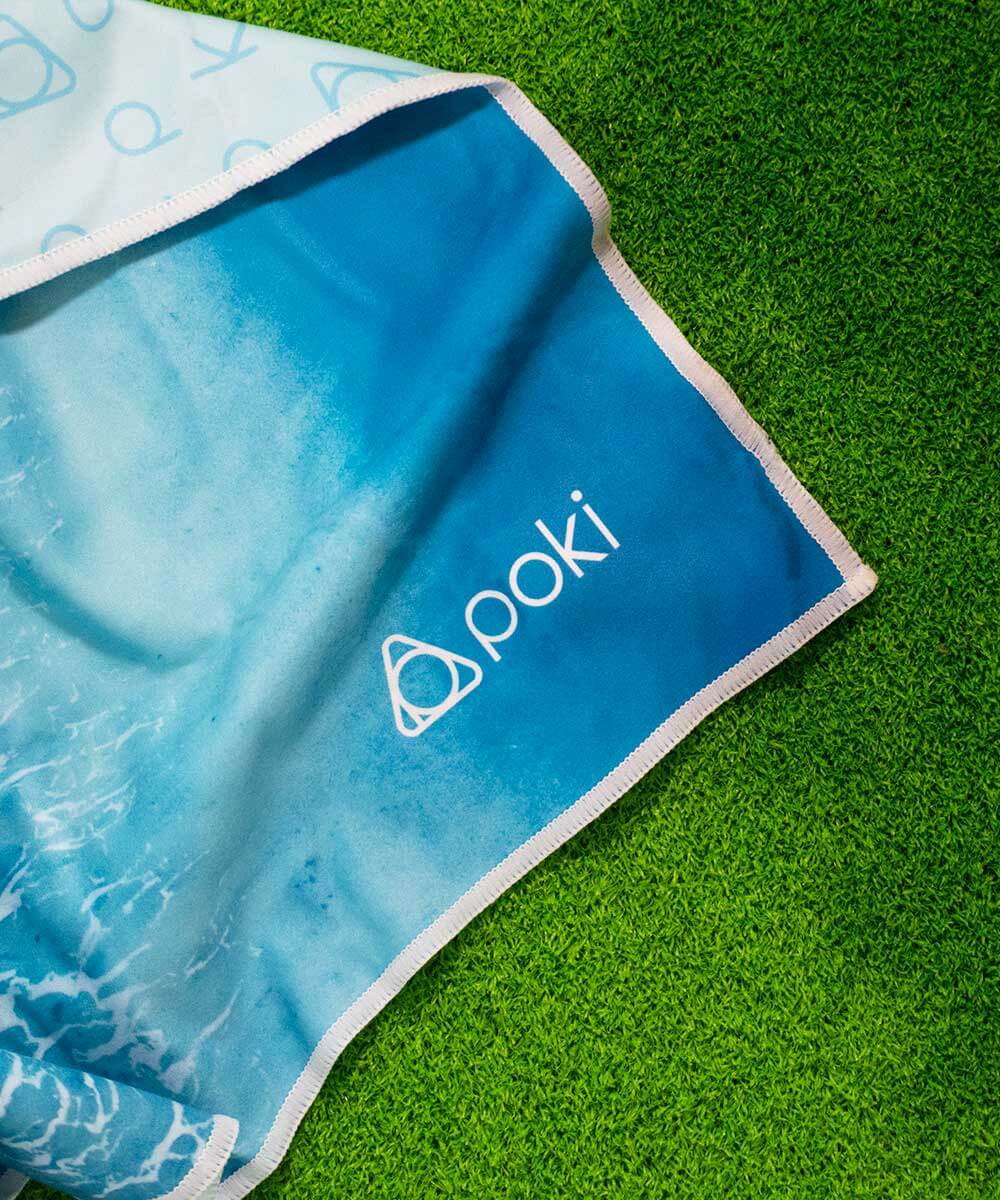 POKI快乾運動毛巾，海浪圖案，柔軟舒適，適合海灘與戶外活動，輕便網袋設計