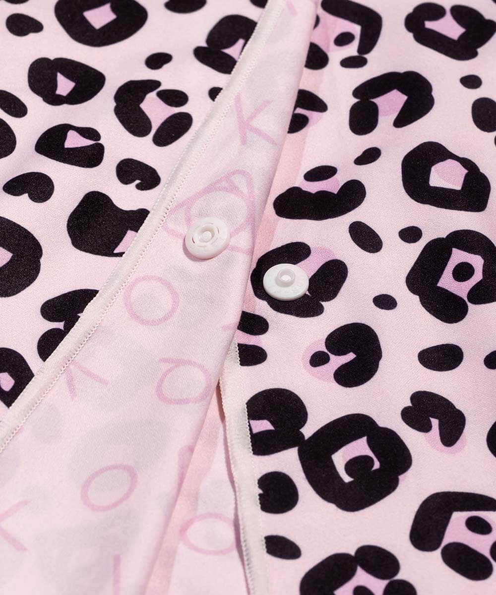 豹紋設計的柔軟快乾多用途毛巾，黑色斑點在粉色底上，搭配白色按鈕，適合戶外活動