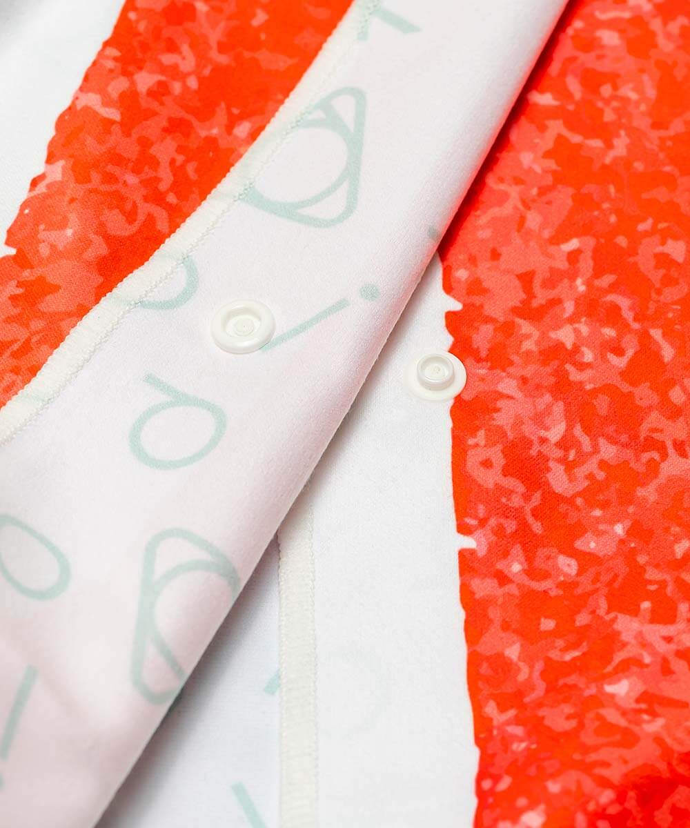 彩虹條紋快乾毛巾特寫，顯示亮橙色圖案與按扣設計，舒適便捷。