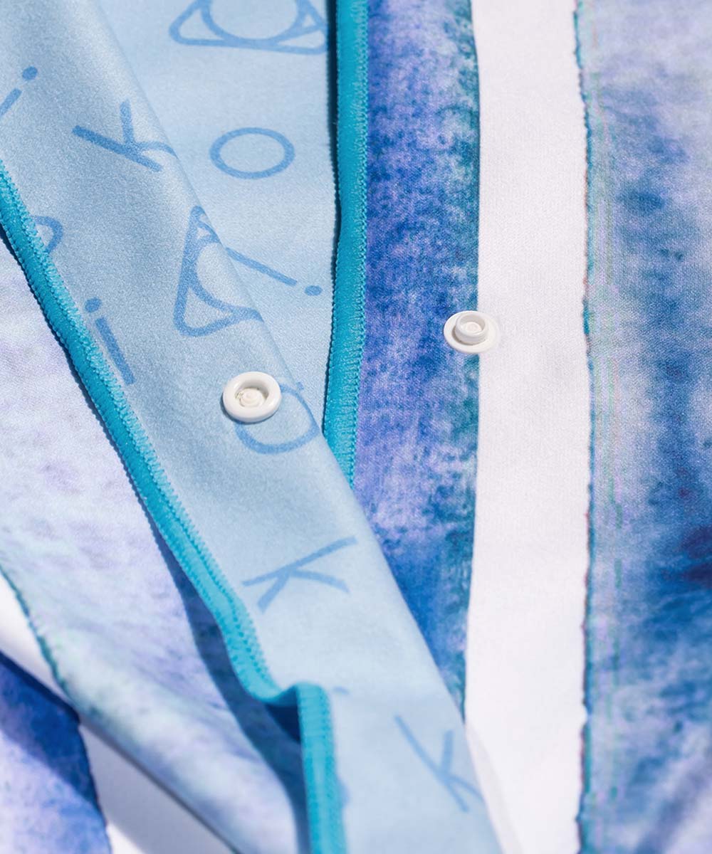 水彩條紋設計的便攜快乾毛巾，細節展示及獨特的按鈕設計。
