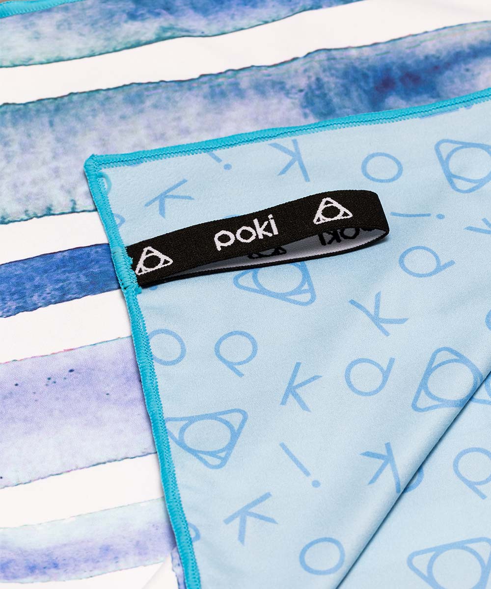 水彩條紋快乾多用途毛巾，展示POKI標誌的掛帶，柔軟舒適，便於攜帶和收納。